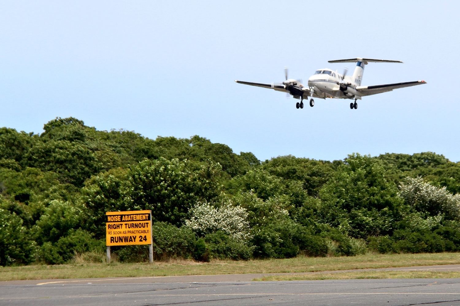 Montauk Flights Could Rise By A Third If KHTO Closes The East Hampton Star