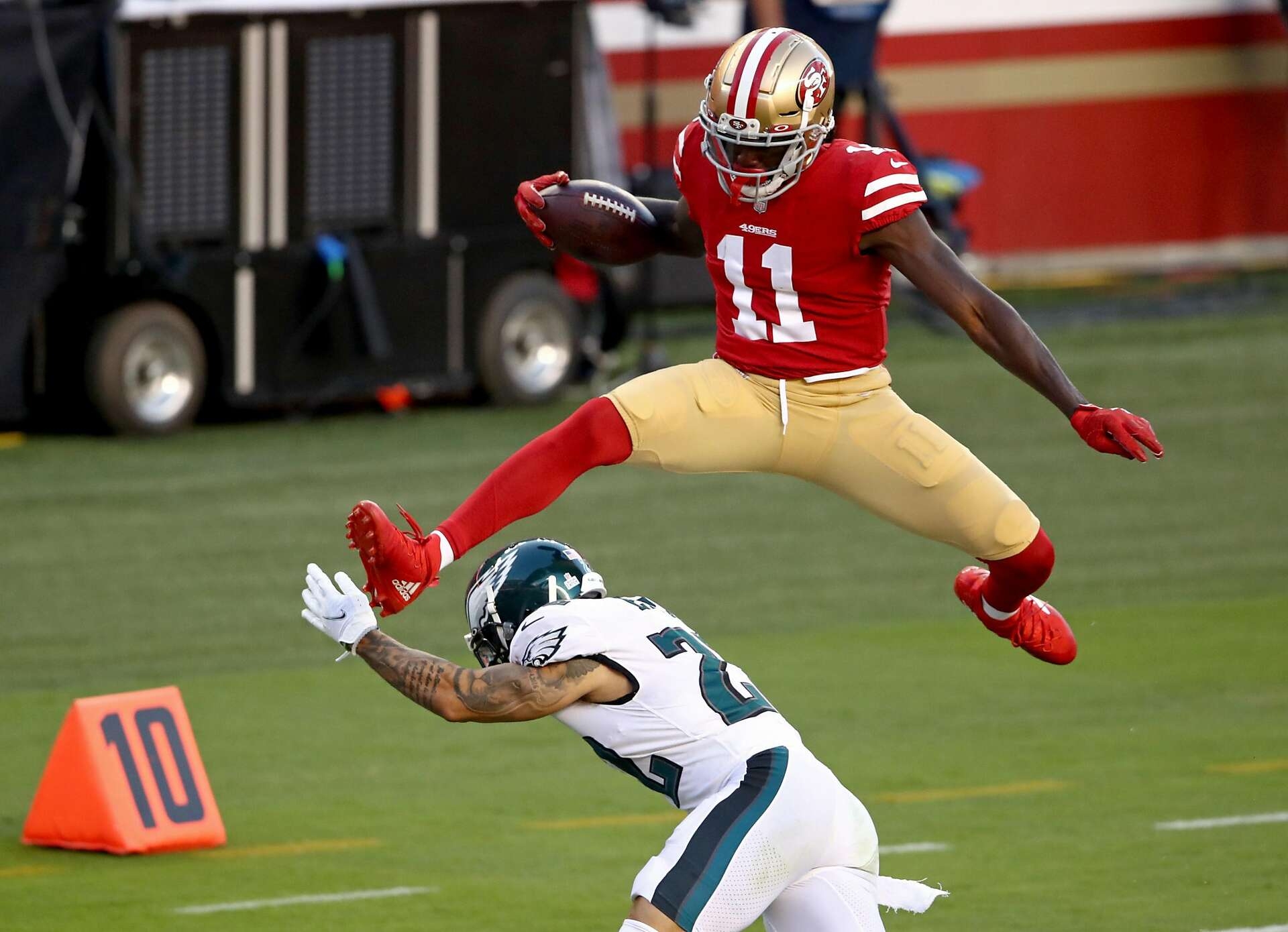 WATCH 49ers Receiver Brandon Aiyuk Hurdles Eagles Defender For Crazy Touchdown